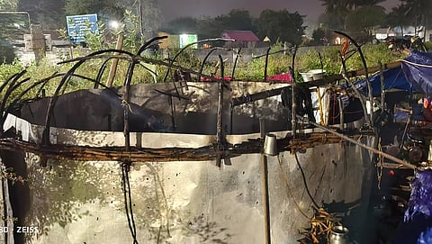 குடிசை தீயில் எரிந்து சாம்பல்