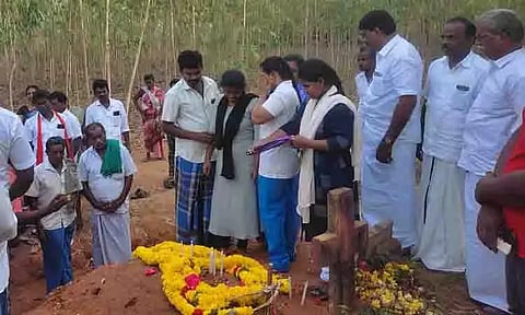 புதுக்கோட்டை வீராங்கனை பதக்கத்தை தந்தை சமாதியில் வைத்து அஞ்சலி