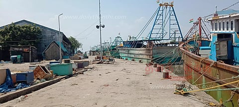 5 ஆயிரம் மீனவர்கள் 2-வது நாளாக மீன்பிடிக்க செல்லவில்லை