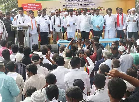 பாபர் மசூதி இடிப்பு தினம்: கடலூரில், த.மு.மு.க.வினர் ஆர்ப்பாட்டம் 2 எம்.எல்.ஏ.க்கள் பங்கேற்பு