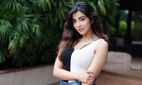 புகைப்படத்தை வெளியிட்டு மிரட்டல்: நடிகை பார்வதி நாயரின் முன்னாள் உதவியாளர் அதிரடி கைது...!