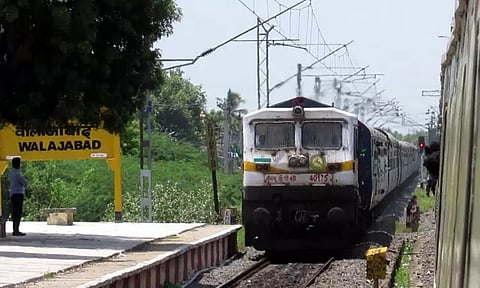 வாலாஜாபாத் ரெயில் நிலையத்தில் மின்கம்பி உரசி வாலிபர் கருகி சாவு - ரெயில் பெட்டி மீது ஏறியபோது பரிதாபம்