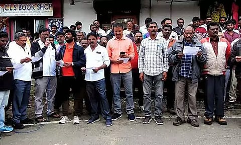 சுற்றுலா வாகன டிரைவர்கள் ஆர்ப்பாட்டம்