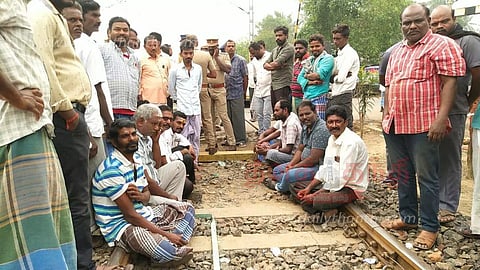 அடிக்கடி மூடப்படும் 'கேட்'; ரெயிலை மறித்து பொதுமக்கள் போராட்டம்