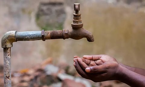 மின் மோட்டார் பழுது: குடிநீர் தட்டுப்பாட்டால் பள்ளி மாணவர்கள் அவதி