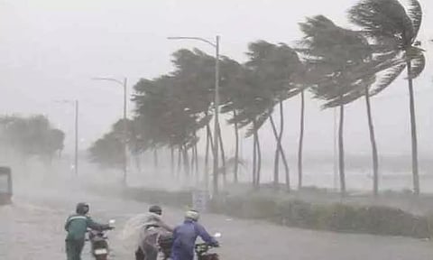 'மாண்டஸ்' புயல் - மக்கள் தேவையற்ற பயணங்களை தவிர்க்க வேண்டும் : தமிழக அரசு வேண்டுகோள்