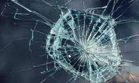 நகைக்கடை அதிபர் காரை மறித்த மர்ம ஆசாமிகள்; காரை நிறுத்தாததால் கல் வீசி கண்ணாடி உடைப்பு