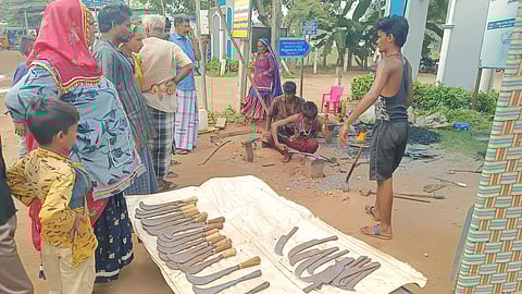 வேளாண் கருவிகள் உற்பத்தியில் வட மாநில தொழிலாளர்கள்