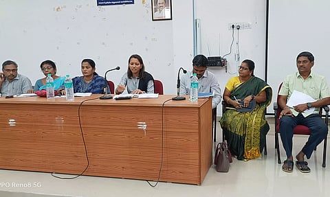 நீர்நிலைகளை கண்காணித்து மணல் மூட்டைகளுடன் தயாராக இருக்க வேண்டும்