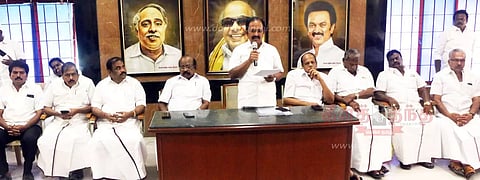 மாவட்டம் முழுவதும், தி.மு.க.வினர்கட்சி கொடியேற்றி கொண்டாட வேண்டும்