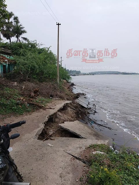 கடற்கரையோர குடியிருப்புகளில் மண் அரிப்பு