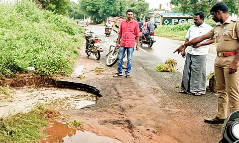 கூட்டுக்குடிநீர் திட்ட குழாயில் உடைப்பு