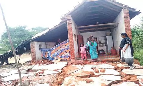 தொடர் மழையால் வீட்டு சுவர் இடிந்தது