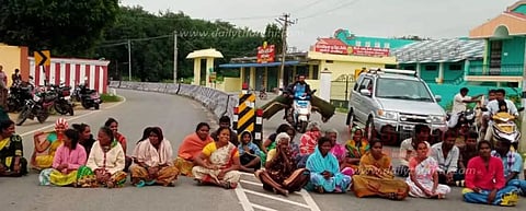 வீட்டுமனை பட்டா வழங்கக்கோரி பொதுமக்கள் திடீர் சாலை மறியல்