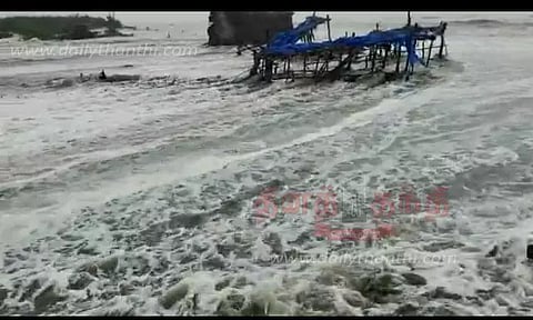 திருவெண்காட்டில் குடியிருப்புகளை கடல் நீர் சூழ்ந்தது.