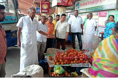 புதிய பஸ்நிலைய நடைபாதையில் கடைகளை அப்புறப்படுத்த வேண்டும்