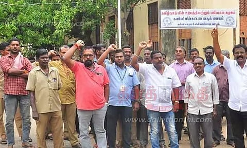 பெண் ஊழியர் தாக்கப்பட்டதை கண்டித்து மின்வாரிய ஊழியர்கள் போராட்டம்