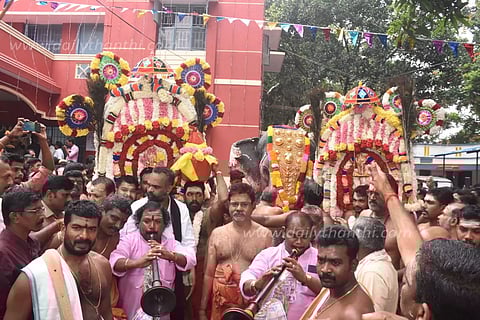 முருகன் கோவிலுக்கு 3 மணி நேரம் தாமதமாக காவடி எடுத்த போலீசார்