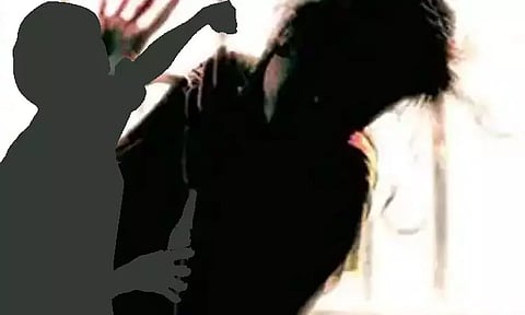 'மிஸ்டு கால்' பழக்கம்: காதலிக்க மறுத்த நர்சிங் மாணவி மீது பீர் பாட்டில் தாக்குதல்....! வாலிபர் கைது