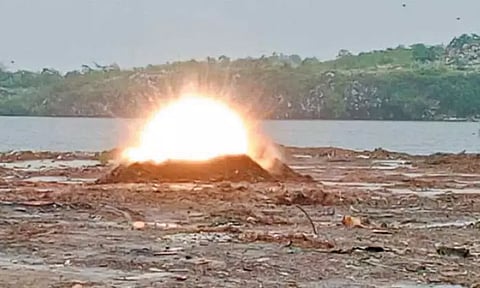 பூந்தமல்லியில் கைதான ரவுடியிடம் பறிமுதலான 34 நாட்டு வெடிகுண்டுகளை செயலிழக்க செய்தனர்