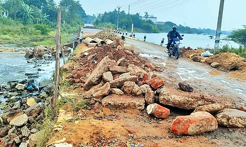மழை காரணமாக சேதமடைந்த சத்தரை தரைப்பாலத்தை சீரமைத்து தர கோரிக்கை - 8 கிலோமீட்டர் தூரம் சுற்றிச்செல்வதால் வாகன ஓட்டிகள் அவதி