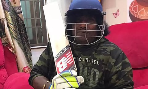 நடிகர் விஜய் கொடுத்த கிரிக்கெட் பேட்... மகிழ்ச்சியில் யோகிபாபு...!