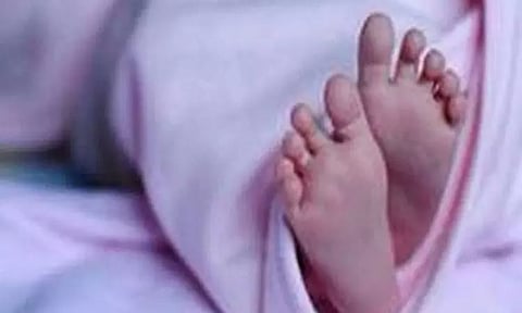 கழிவறையில் இறந்து கிடந்த ஆண் குழந்தை - போலீசார் விசாரணை