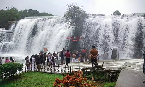 திற்பரப்பில் நிலவும் குளு குளு சீசன்... ஆர்ப்பரித்து கொட்டும் அருவியில் சுற்றுலா பயணிகள் ஆனந்த குளியல்...!