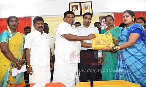 கர்ப்பிணிகளுக்கு ஊட்டச்சத்து பெட்டகம்; அமைச்சர் அனிதா ராதாகிருஷ்ணன் வழங்கினார்