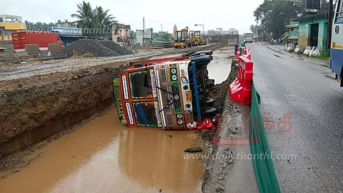 15 அடி பள்ளத்தில் லாரி கவிழ்ந்து விபத்துக்குள்ளானது.