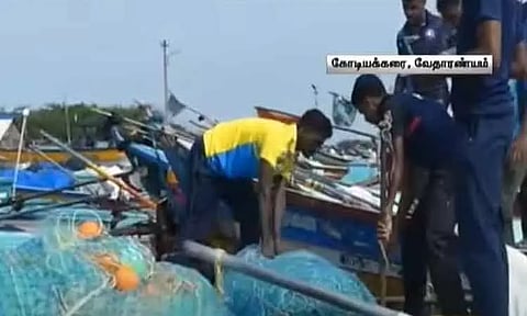 இலங்கைக்கு படகு மூலம் கஞ்சா கடத்தப்படுவதாக தகவல் - கோடியக்கரையில் படகுகளில் போலீசார் சோதனை