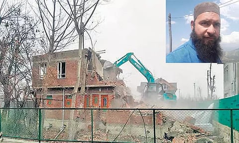 காஷ்மீர்: புல்வாமா தாக்குதல் பயங்கரவாதியின் வீடு புல்டோசர் கொண்டு இடிப்பு - அதிகாரிகள் அதிரடி