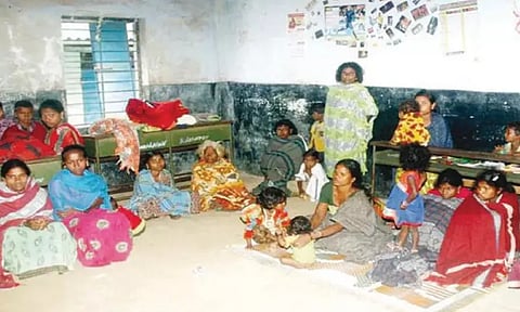 பழவேற்காடு, கடம்பத்தூர் பகுதியில் புயல் மழையால் பாதிக்கப்பட்டவர்கள் முகாம்களில் தங்க வைப்பு