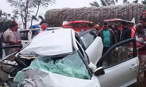 கார்-லாரி நேருக்கு நேர் மோதல்: என்ஜினீயரிங் கல்லூரி மாணவர்கள் 3 பேர் சாவு