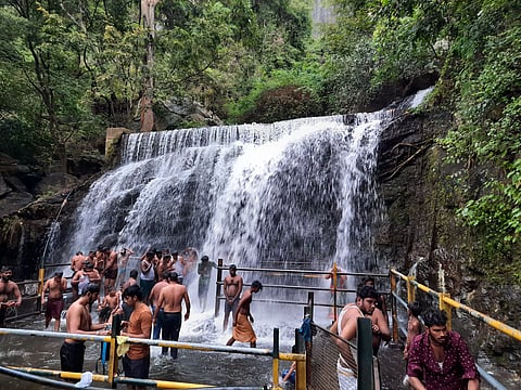 தொடர் மழையால் சுருளி அருவியில் ஆர்ப்பரித்து கொட்டிய தண்ணீர்: சுற்றுலா பயணிகள் ஆனந்த குளியல்
