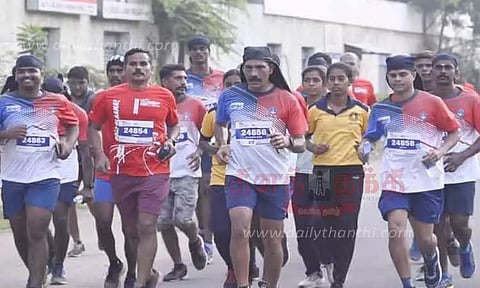 புற்றுநோய் குறித்த விழிப்புணர்வு: கோவையில் பொதுமக்களுடன் மாரத்தான் ஓடிய போலீஸ் டி.ஜி.பி.- கலெக்டர், ஆணையாளர், போலீஸ் கமிஷனர் உள்பட 18 ஆயிரம் பேர் பங்கேற்பு