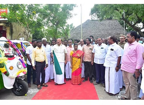 3 பேரூராட்சிகளுக்கு குப்பைகளை சேகரிக்க பேட்டரி வாகனங்கள் அமைச்சர் எம்.ஆர்.கே. பன்னீர்செல்வம் தொடங்கி வைத்தார்