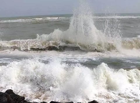 புயல் ஓய்ந்தும் ஓயாத கடல் சீற்றம்