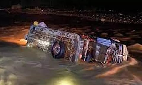 பிலிப்பைன்சில் வெள்ளத்தில் அடித்து செல்லப்பட்ட மினிபஸ் - 8 பேர் பரிதாப பலி