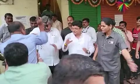 மராட்டிய மந்திரி மீது கருப்பு மை வீச்சு: 3 அதிகாரிகள் உள்பட 10 போலீசார் பணி இடைநீக்கம்