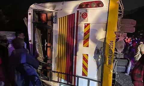 மராட்டியத்தில் பஸ் கவிழ்ந்து விபத்து - 2 மாணவர்கள் பலி, பலர் படுகாயம்