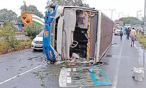 மதுராந்தகம் அருகே பஸ் கவிழ்ந்து 21 பேர் காயம்