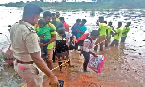 பூண்டி ஏரியில் உபரி நீர் திறப்பு: கொசஸ்தலை ஆற்று வெள்ளத்தில் சிக்கிய 18 பேர் மீட்பு