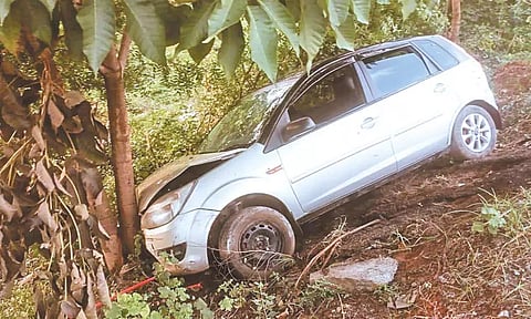 குன்றத்தூர் அருகே முந்திச்செல்ல முயன்றபோது 2 கார்கள் மோதி விபத்து; கல்லூரி மாணவர் காயம்