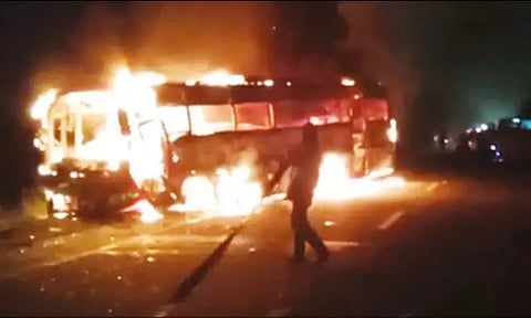 திருமண கோஷ்டியினர் சென்ற பஸ் தீப்பிடித்து எரிந்தது