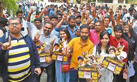 73-வது பிறந்தநாள்: ரஜினிகாந்த் வீட்டின் முன்பு திரண்ட ரசிகர்கள்