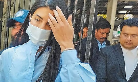 ரூ.200 கோடி மோசடி வழக்கு: நடிகை ஜாக்குலின் கோர்ட்டில் ஆஜர்