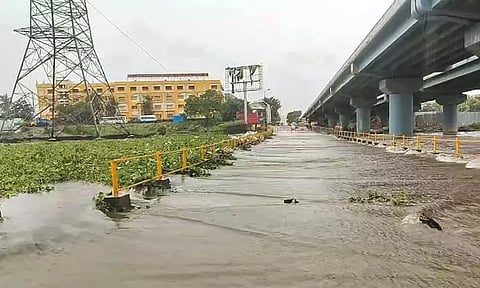 கூவம் ஆற்றில் வெள்ளப்பெருக்கு - 4 தரைப்பாலங்கள் மூழ்கியது