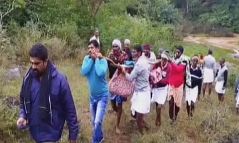 நீலகிரியில் கோவிலுக்கு சென்ற போது காட்டாற்று வெள்ளத்தில் சிக்கி 3 பெண்கள் பலி - ஒருவரை தேடும் பணி தீவிரம்