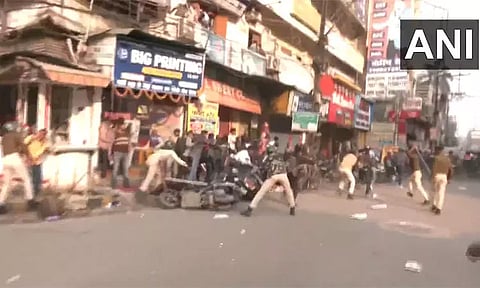 பீகார் அரசை கண்டித்து தேர்ச்சி பெற்ற ஆசிரியர்கள் போராட்டம் - போலீசார் தடியடி